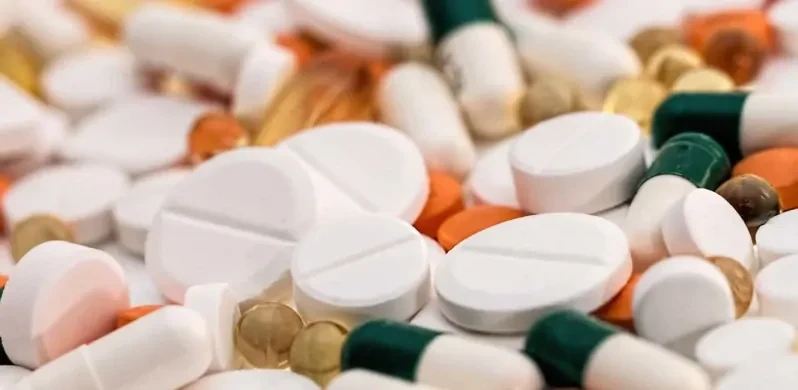 Close-up van verschillende soorten drugs in pil- en capsulevorm.