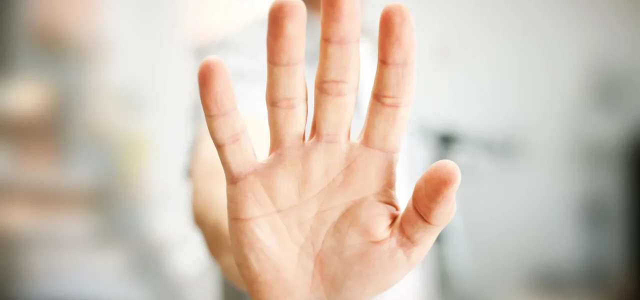 hand-gebaart-stop Close-up van een hand die gebaart te stoppen, met de handpalm vooruitgestoken.