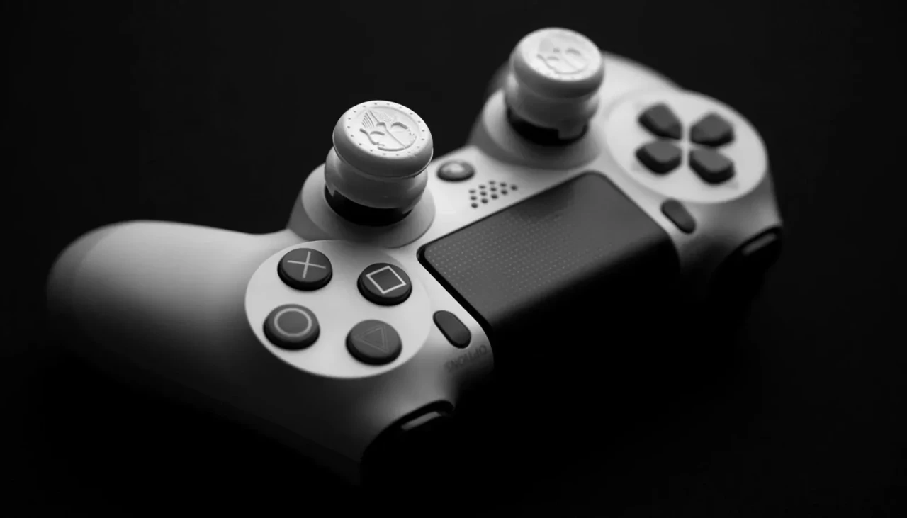 Zwart-wit foto van een gamecontroller.