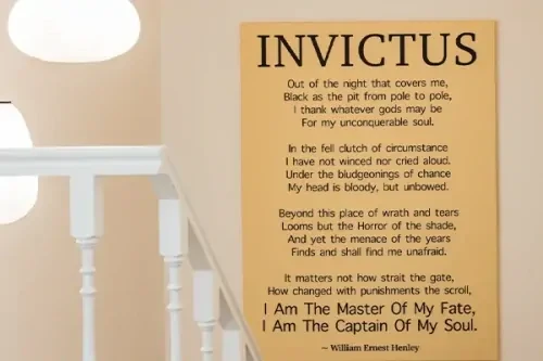 Trapleuning met daarnaast een bord met de tekst: INVICTUS.