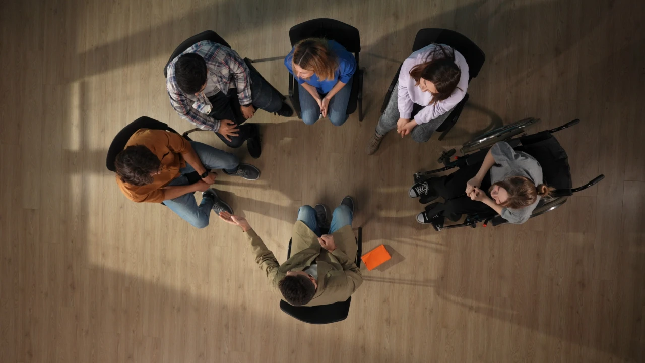 Hulp-bij-gokverslaving 6 mensen in kringgesprek die hulp voor hun gokverslaving hebben gezocht.