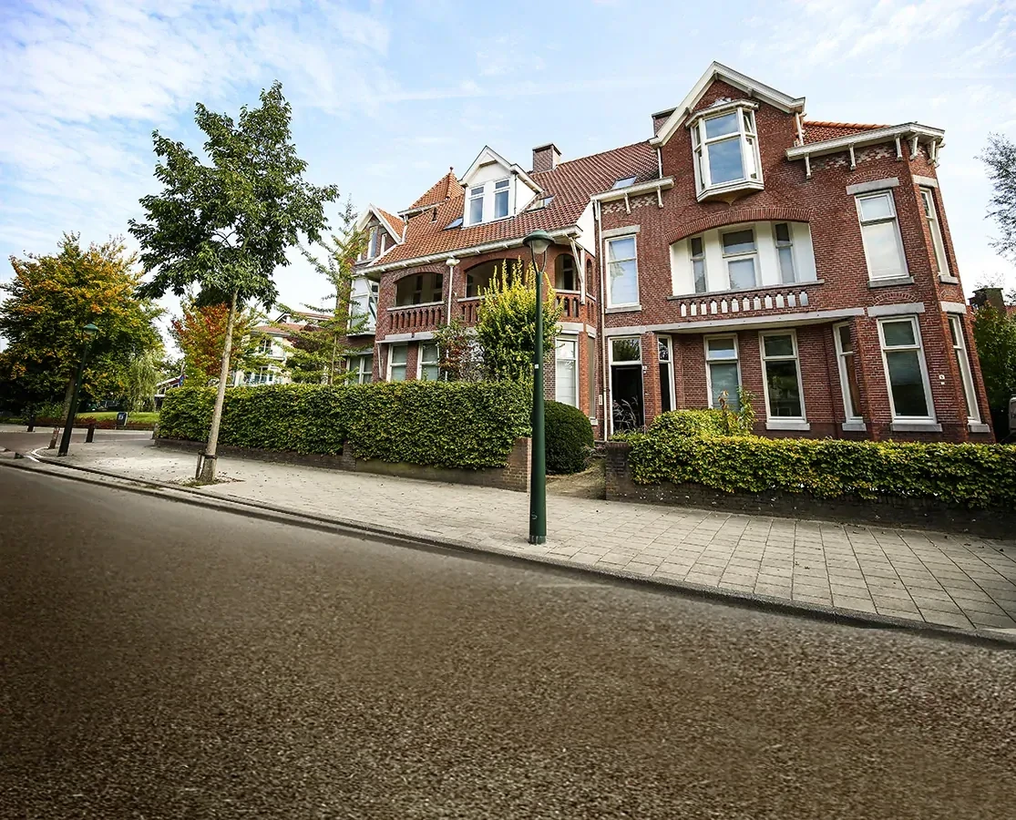 vooraanzicht-kliniek-eindhoven Vooraanzicht van de SGGZ Connection afkickkliniek in Eindhoven, genomen van de straat.